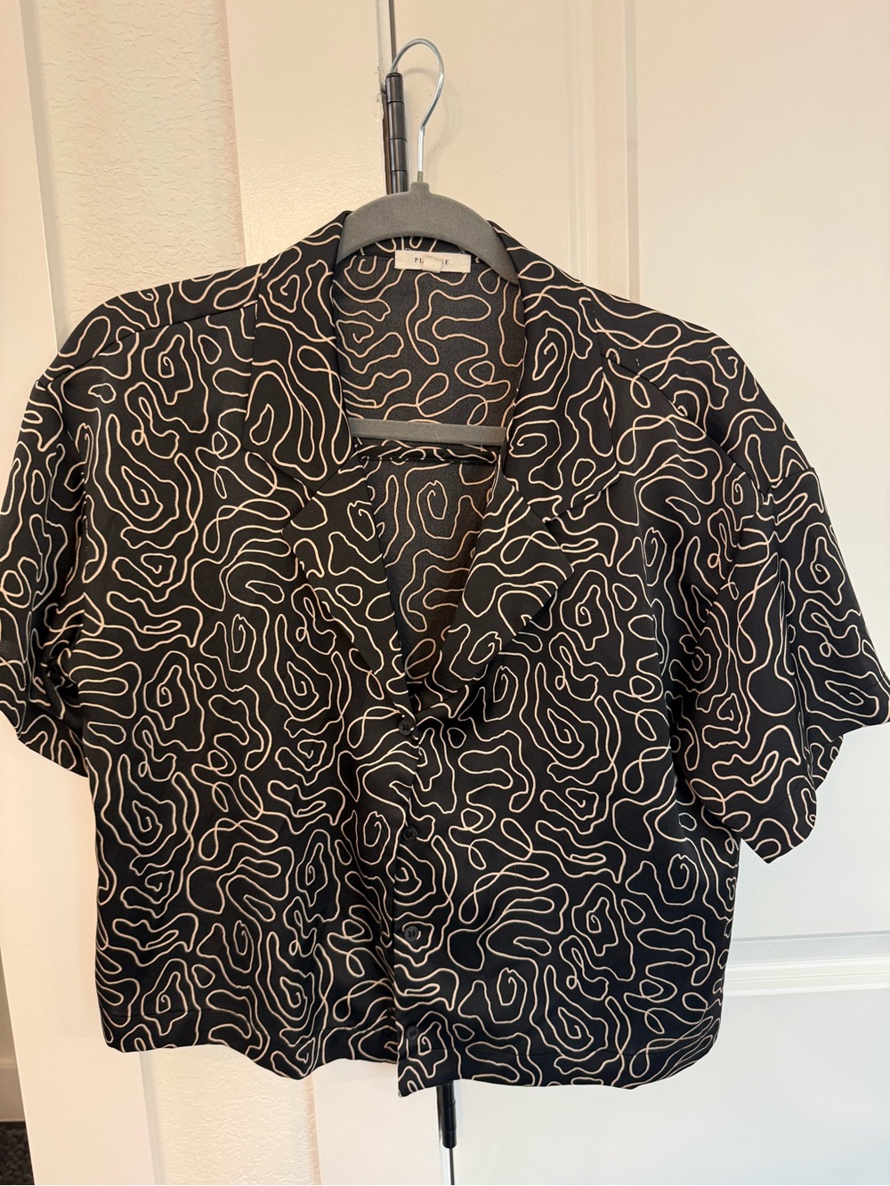 Pleione Black Short-Sleeve Button-Down Shirt with White Abstract Line Print